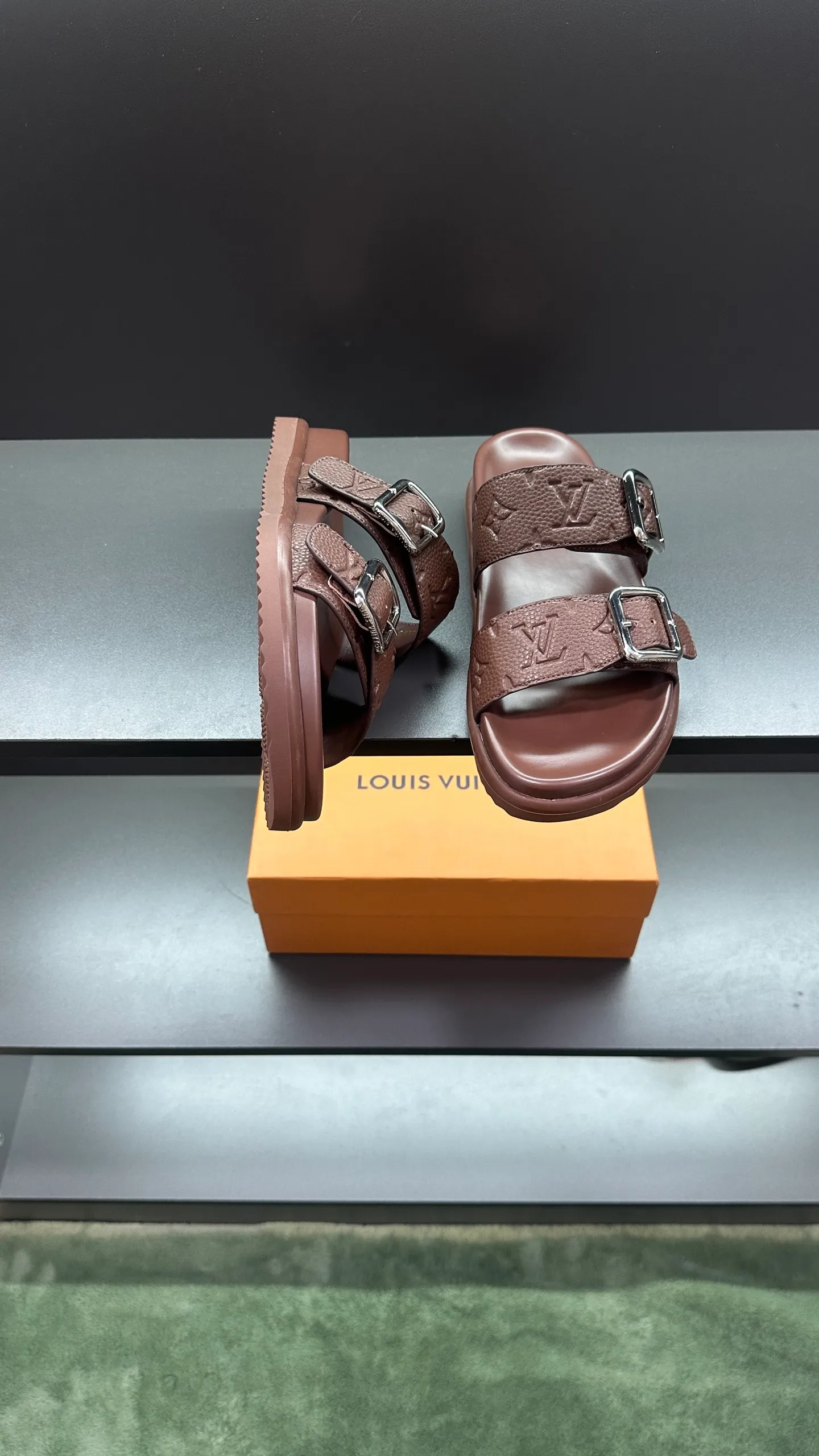 P320 🔍Top purchasing agent LV men's spring and summer slippers counter synchronized. The uppers are made of cowhide fabric imported from Italy, with logo graphics and high-quality craftsmanship. The soles are: original soles specially provided by the original factory. Exclusive molded soles are super comfortable. Original factory follow-up orders. 🔍🔍High quality. You can enter and exit the counter at will. Welcome to compare. Size 38-45